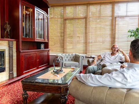 Ostseehotel - Villen im Park: Erleben Sie einen Hauch von Luxus in der edlen Cognac- und Zigarrenlounge Erleben Sie einen Hauch von Luxus in der edlen Cognac- und Zigarrenlounge