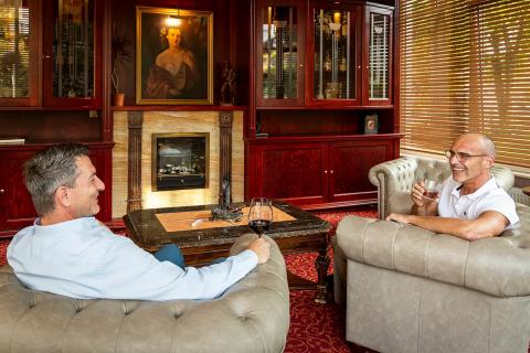 Typisch englische Chesterfield-Loungemöbel, erlesene Tropfen und eine exzellente Zigarrenauswahl: die Cognac- und Zigarrenlounge