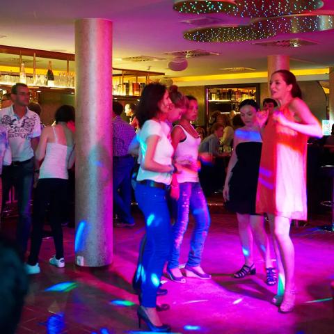 Bei den Tanzabenden in der Bar59 auf Usedom bleibt nur selten ein 