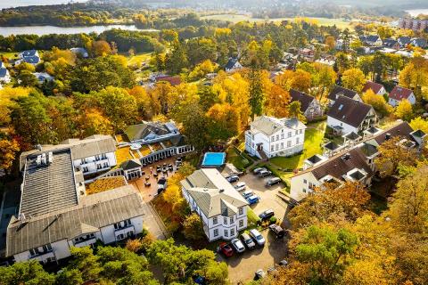 Entspannung pur: Die Gartenanlage des Ostseehotels-Villen im Park