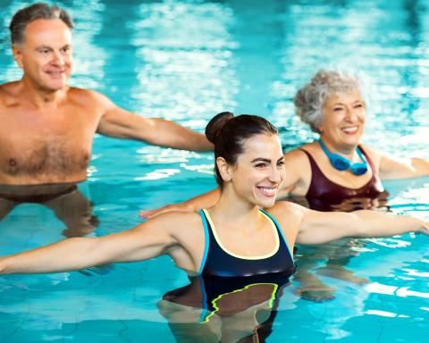 Täglich bieten wir Ihnen im Innen- oder Außenpool die Teilnahme an unserer Aquagymnastik an.