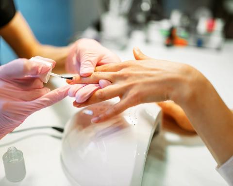 Das Hand & Fuß: Lackwechsel mit Maniküre / Pediküre