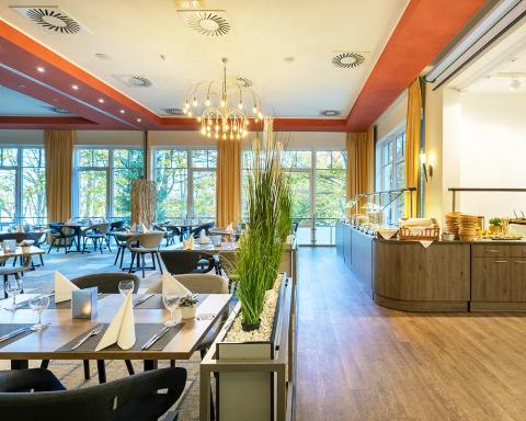 Unser Küchenteam verwöhnt Sie mit kulinarischen Köstlichkeiten am Buffet.