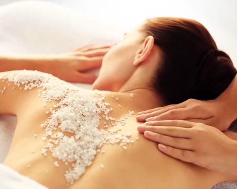 Unsere Ganzkörperpeelings sorgen für eine seidig glatte Haut.