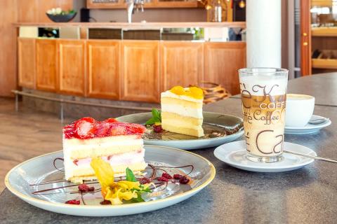 Genießen Sie in der Lobbybar Piccolino Kaffee-Spezialitäten und hausgemachte Kuchen und Torten