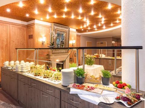 Ostseehotel - Villen im Park: Das Halbpensionsrestaurant bietet Ihnen eine vielfältige Auswahl an Speisen in Buffetform Das Halbpensionsrestaurant bietet Ihnen eine vielfältige Auswahl an Speisen in Buffetform