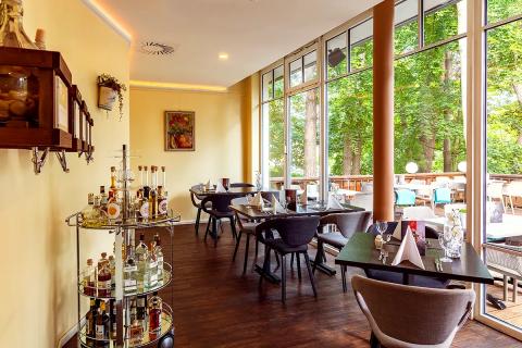 Unsere Küchenprofis zaubern und interpretieren Ihnen saisonale sowie regionale Ostseespezialitäten