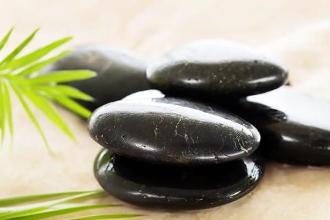 Tauchen Sie ein in eine Welt der Sinnesfreuden und lassen Sie sich von unseren erstklassigen Wellness-Behandlungen verzaubern