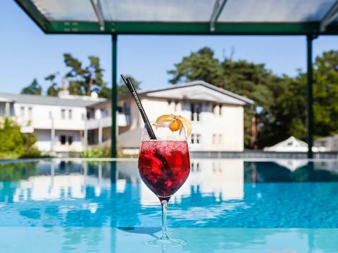 Ostseehotel - Villen im Park: Der Außenpool bietet Ihnen das perfekte Ambiente für unvergessliche Wellnessmomente in den Villen Der Außenpool bietet Ihnen das perfekte Ambiente für unvergessliche Wellnessmomente in den Villen