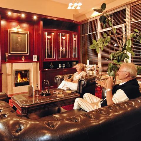 Die Cognac- und Zigarrenlounge steht Ihnen als Raucherzimmer rund um die Uhr zur Verfügung.
