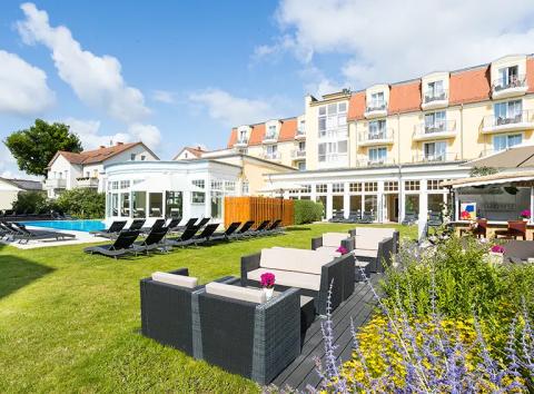 Ostseehotel - Villen im Park: Garten mit Außenpool und Poolbar Garten mit Außenpool und Poolbar