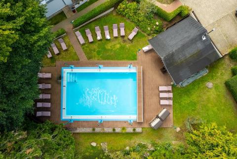 Frische Luft und Freiheit: Der Außenpool im Grünen