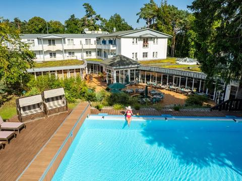 Ostseehotel - Villen im Park: Ganzjährige Entspannung im beheizten Außenpool Ganzjährige Entspannung im beheizten Außenpool