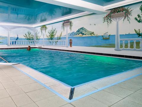 Ostseehotel - Villen im Park: Der Innenpool bietet Ihnen eine Oase der Ruhe und Erfrischung, um Körper und Geist zu revitalisieren Der Innenpool bietet Ihnen eine Oase der Ruhe und Erfrischung, um Körper und Geist zu revitalisieren