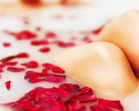 Spüren Sie die Wirkung natürlicher Zusätze bei einem Bad in der Whirlwanne.