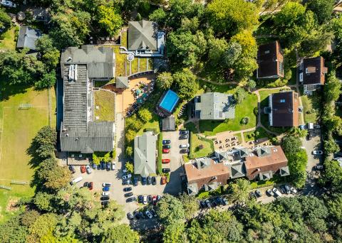 Unser Hotel liegt mitten im Grünen in einer 20.000 m² großen und liebevoll gepflegten Parkanlage.