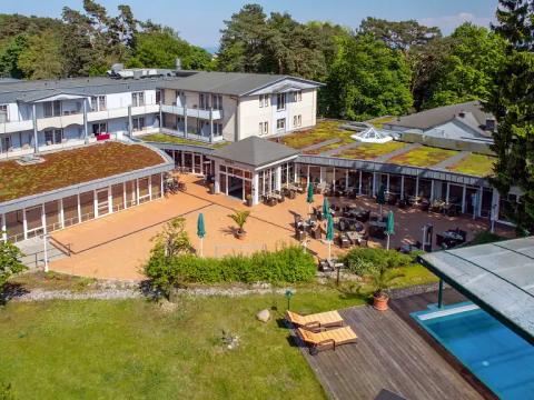 Haupthaus des Ostseehotels Villen im Park in Bansin mit Außenpool und Terrasse