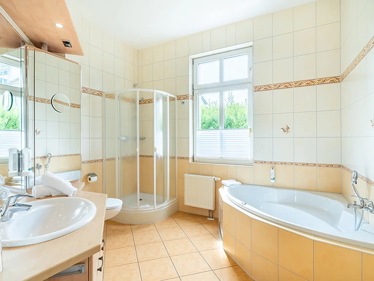 2025-05-19-Rovell-VIP-Zimmer-301-DSC00011-HDR.webp