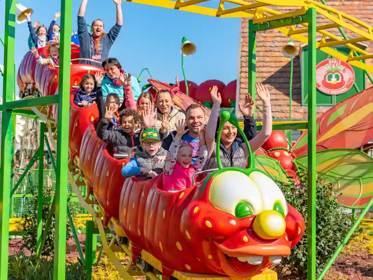 Freudiges Jauchzen und Bauchkribbeln in der tollen Erdbeer-Raupenbahn in Koserow